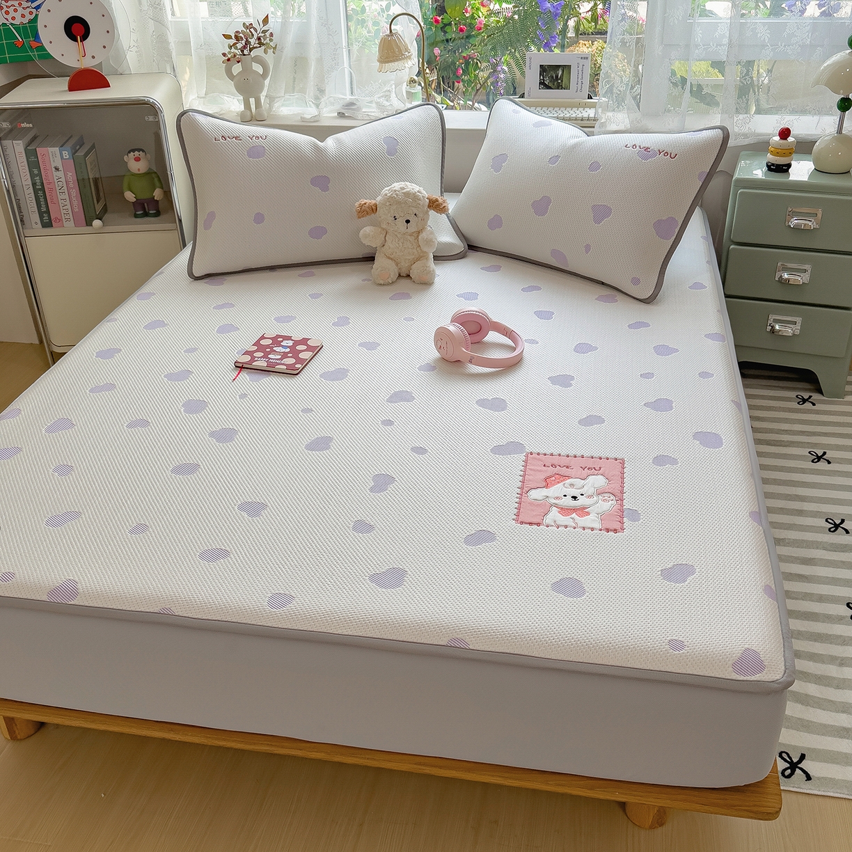 91家纺网 家纺一手货源 找家纺 眠多宝（绒多宝） 2026新款萌趣治愈家系列凉豆豆床笠三件套 凉豆豆贴布绣系列 奶芙小狗