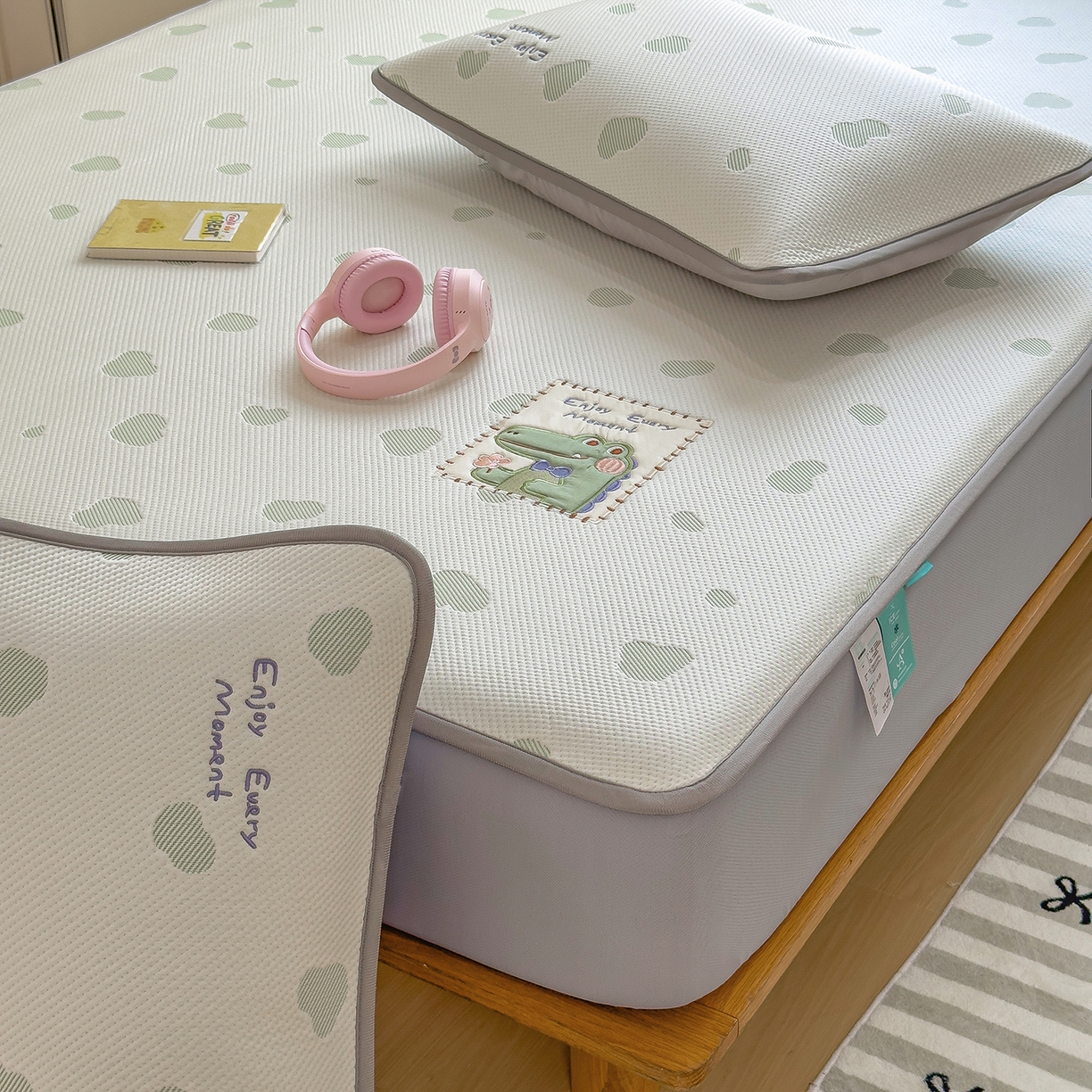 91家纺网 家纺一手货源 找家纺 眠多宝（绒多宝） 2026新款萌趣治愈家系列凉豆豆床笠三件套 凉豆豆贴布绣系列 微笑小鳄