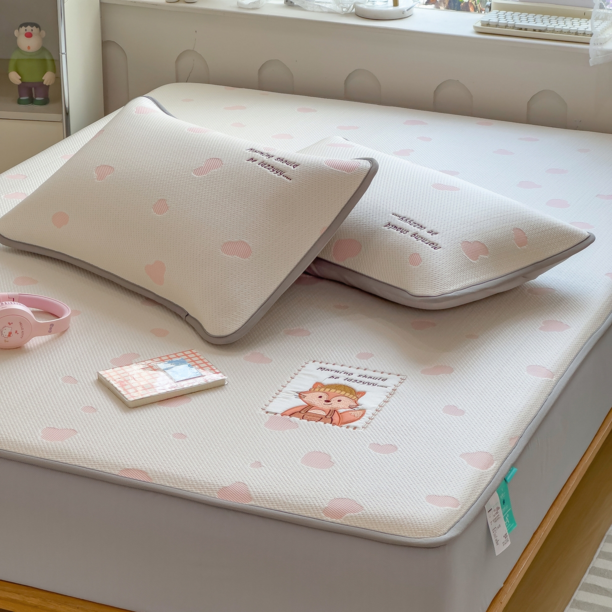 91家纺网 家纺一手货源 找家纺 眠多宝（绒多宝） 2026新款萌趣治愈家系列凉豆豆床笠三件套 凉豆豆贴布绣系列 甜狐奶泡