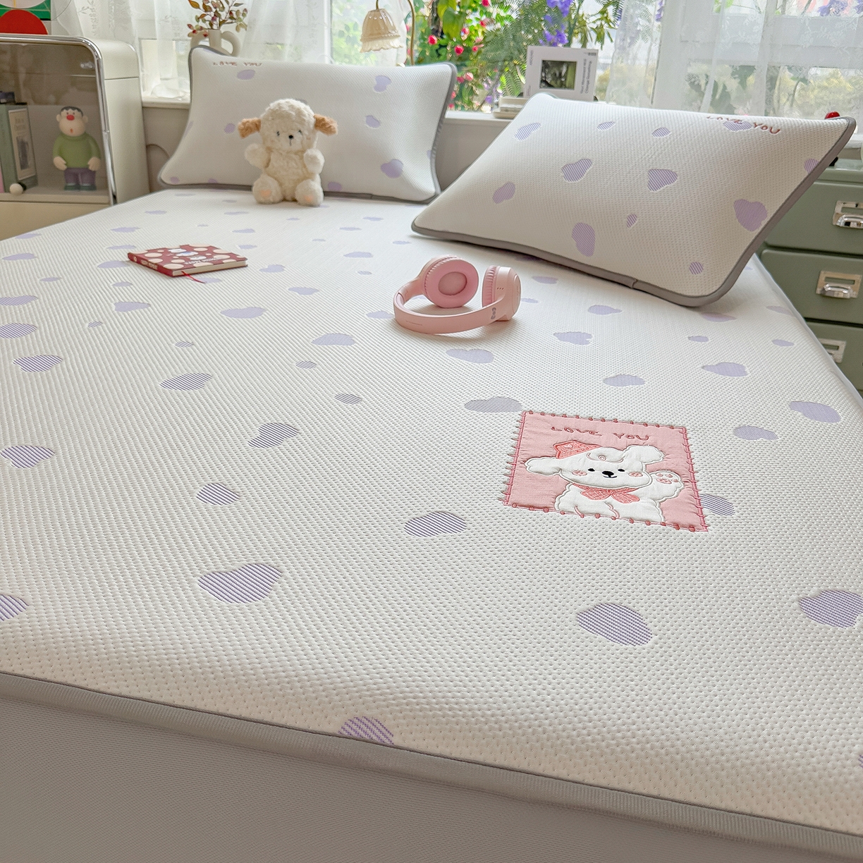 91家纺网 家纺一手货源 找家纺 眠多宝（绒多宝） 2026新款萌趣治愈家系列凉豆豆床笠三件套 凉豆豆贴布绣系列 奶芙小狗