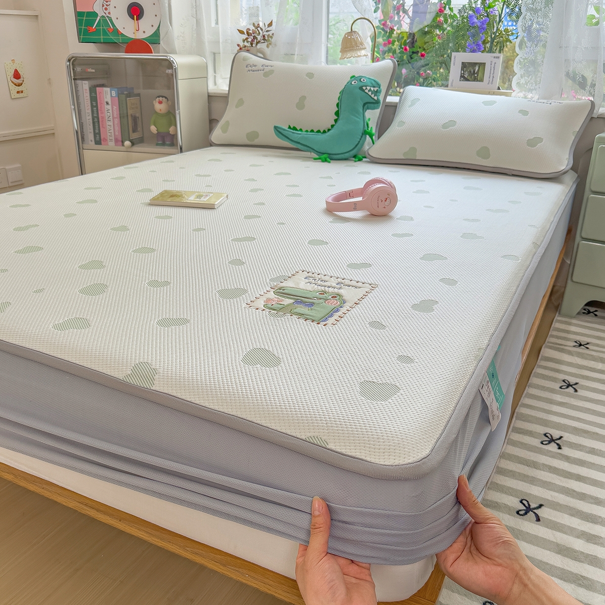 91家纺网 家纺一手货源 找家纺 眠多宝（绒多宝） 2026新款萌趣治愈家系列凉豆豆床笠三件套 凉豆豆贴布绣系列 微笑小鳄