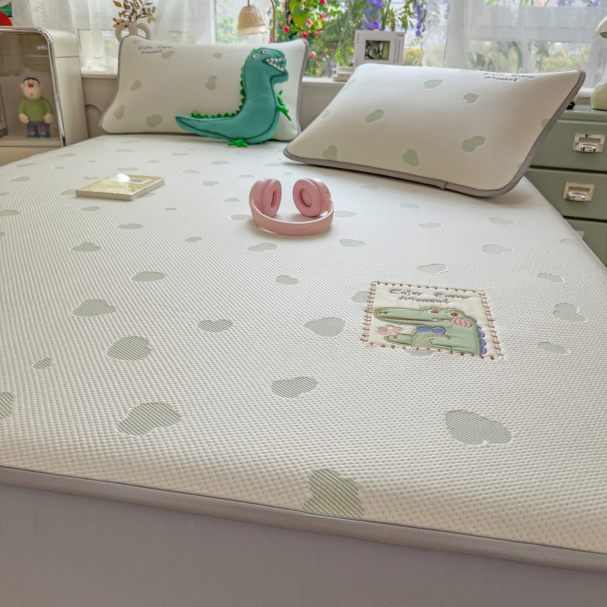 91家纺网 家纺一手货源 找家纺 眠多宝（绒多宝） 2026新款萌趣治愈家系列凉豆豆床笠三件套 凉豆豆贴布绣系列 微笑小鳄