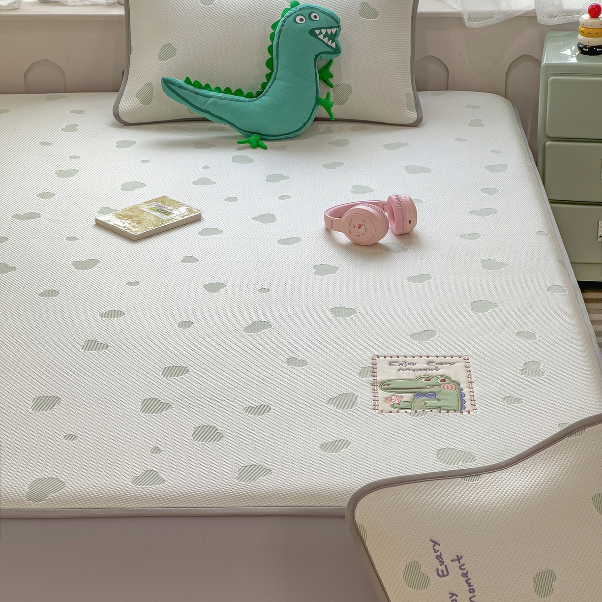 91家纺网 家纺一手货源 找家纺 眠多宝（绒多宝） 2026新款萌趣治愈家系列凉豆豆床笠三件套 凉豆豆贴布绣系列 微笑小鳄