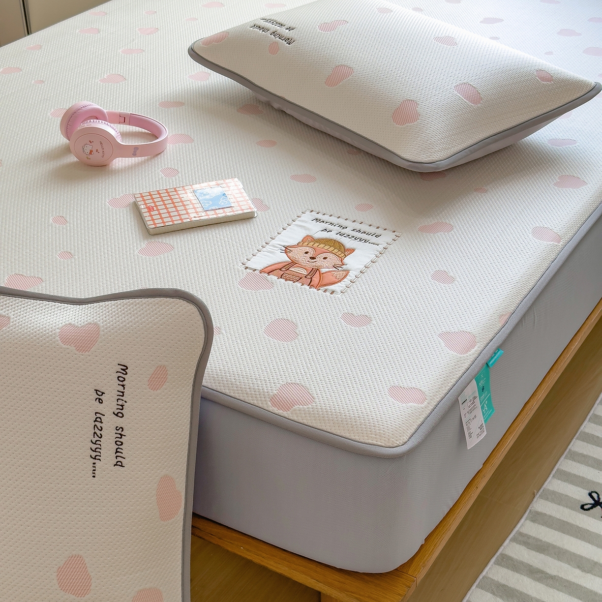 91家纺网 家纺一手货源 找家纺 眠多宝（绒多宝） 2026新款萌趣治愈家系列凉豆豆床笠三件套 凉豆豆贴布绣系列 甜狐奶泡