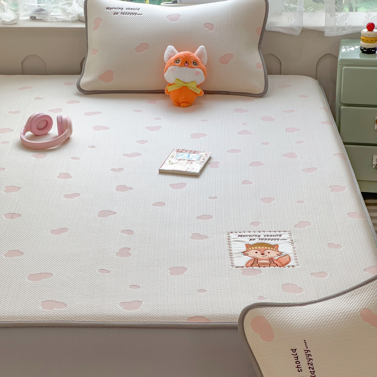 91家纺网 家纺一手货源 找家纺 眠多宝（绒多宝） 2026新款萌趣治愈家系列凉豆豆床笠三件套 凉豆豆贴布绣系列 甜狐奶泡