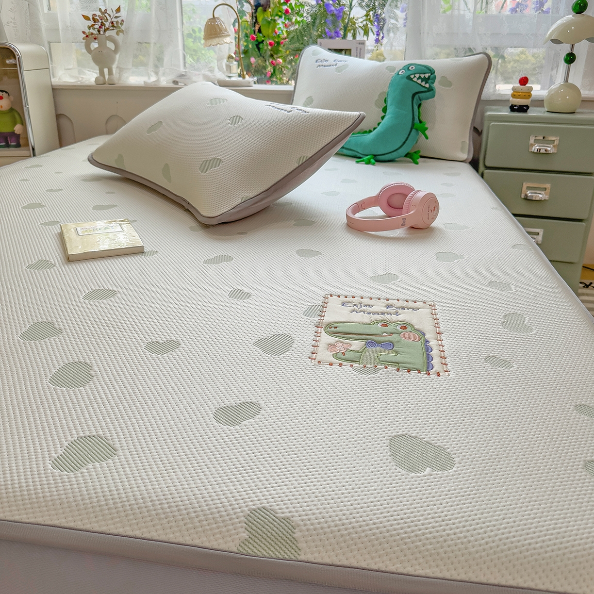 91家纺网 家纺一手货源 找家纺 眠多宝（绒多宝） 2026新款萌趣治愈家系列凉豆豆床笠三件套 凉豆豆贴布绣系列 微笑小鳄