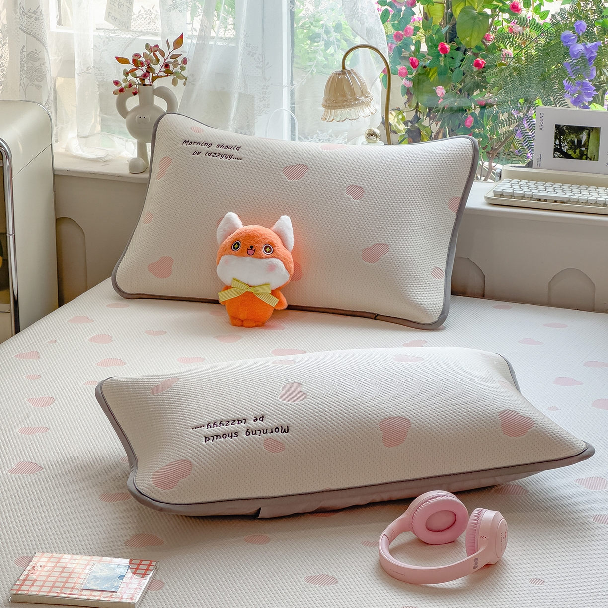 91家纺网 家纺一手货源 找家纺 眠多宝（绒多宝） 2026新款萌趣治愈家系列凉豆豆床笠三件套 凉豆豆贴布绣系列 甜狐奶泡