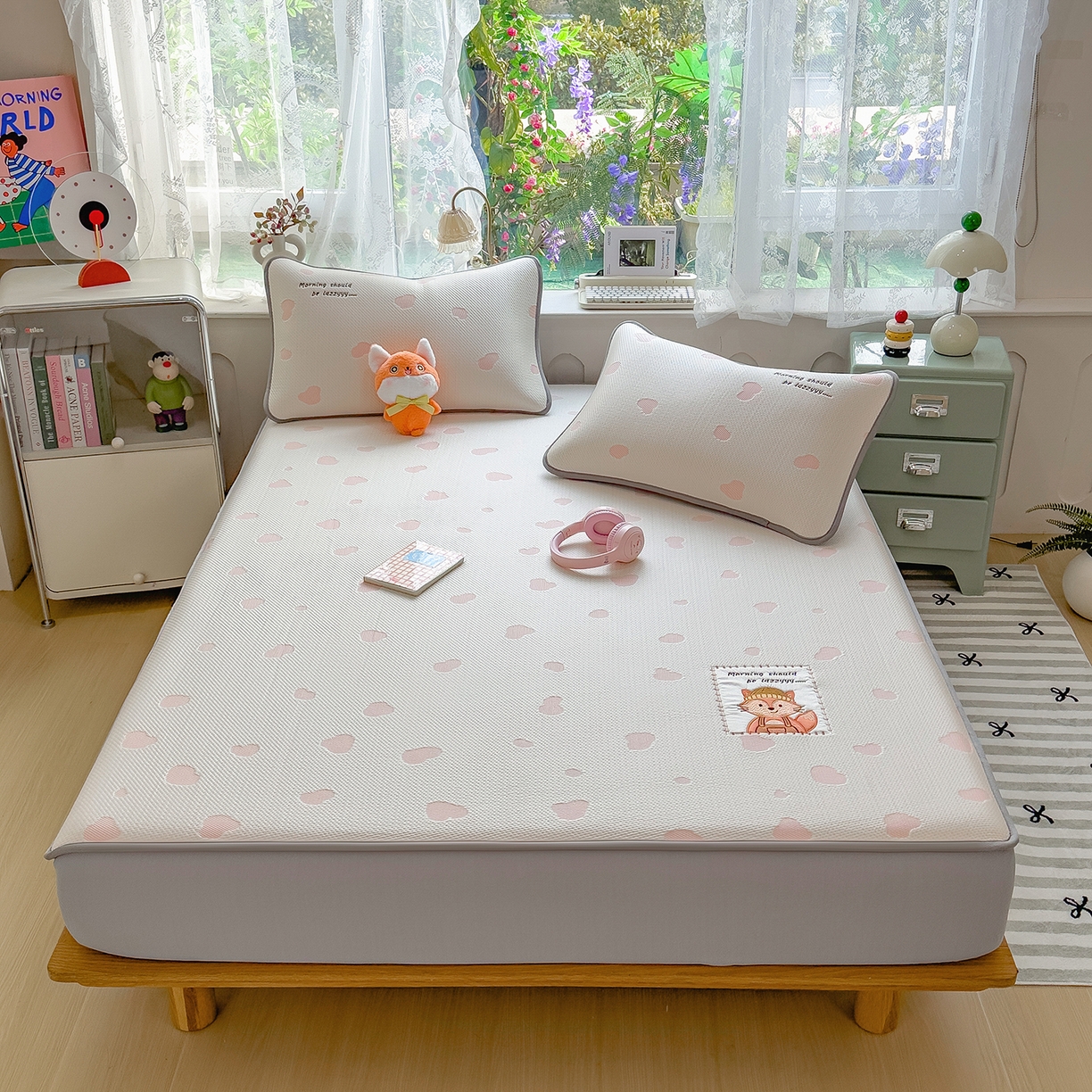 91家纺网 家纺一手货源 找家纺 眠多宝（绒多宝） 2026新款萌趣治愈家系列凉豆豆床笠三件套 凉豆豆贴布绣系列 甜狐奶泡