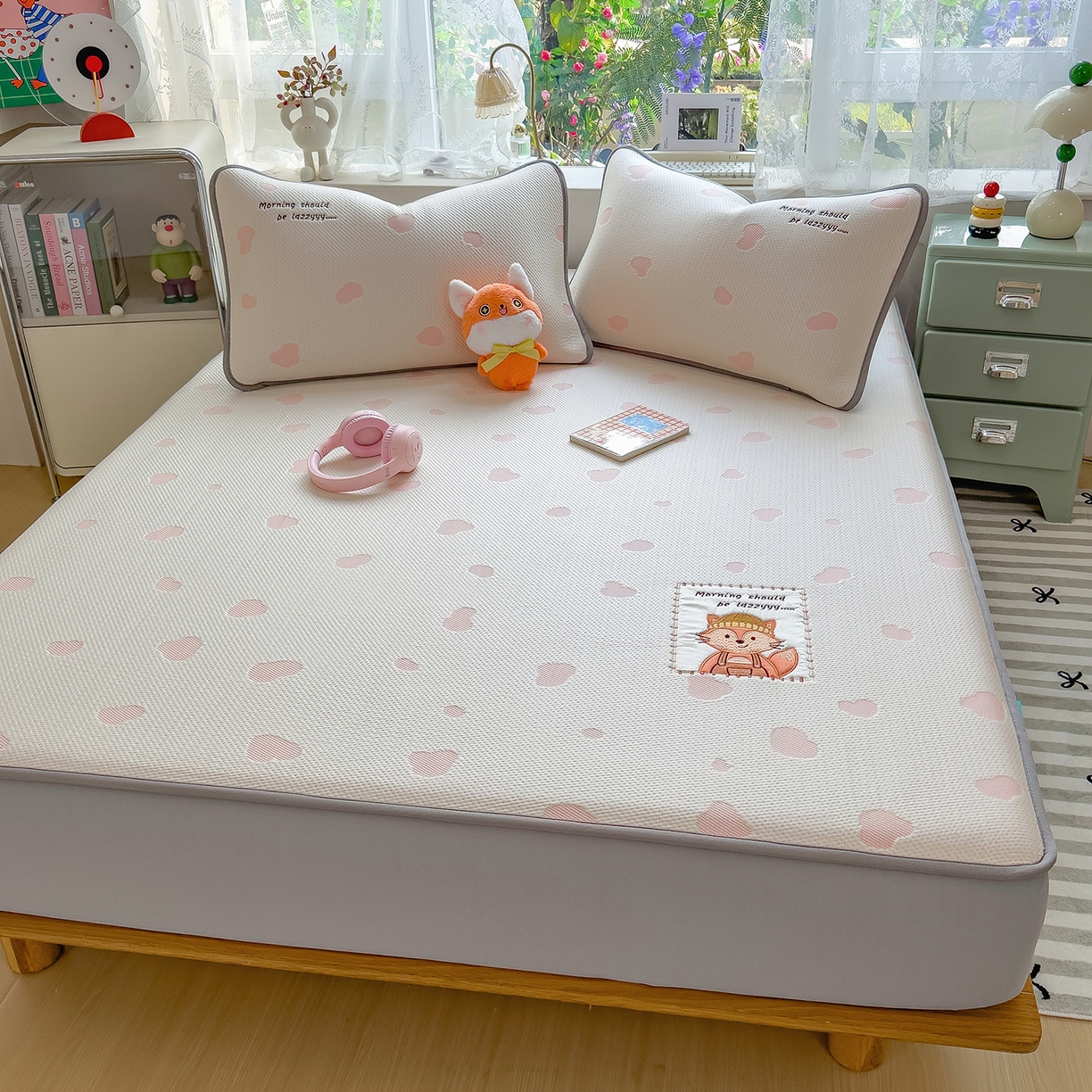 91家纺网 家纺一手货源 找家纺 眠多宝（绒多宝） 2026新款萌趣治愈家系列凉豆豆床笠三件套 凉豆豆贴布绣系列 甜狐奶泡