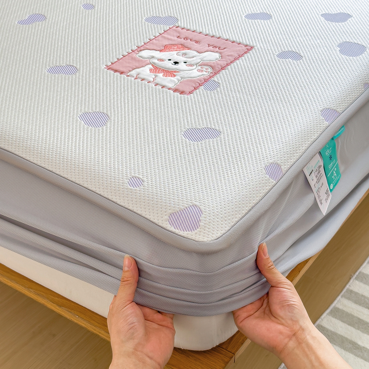 91家纺网 家纺一手货源 找家纺 眠多宝（绒多宝） 2026新款萌趣治愈家系列凉豆豆床笠三件套 凉豆豆贴布绣系列 奶芙小狗