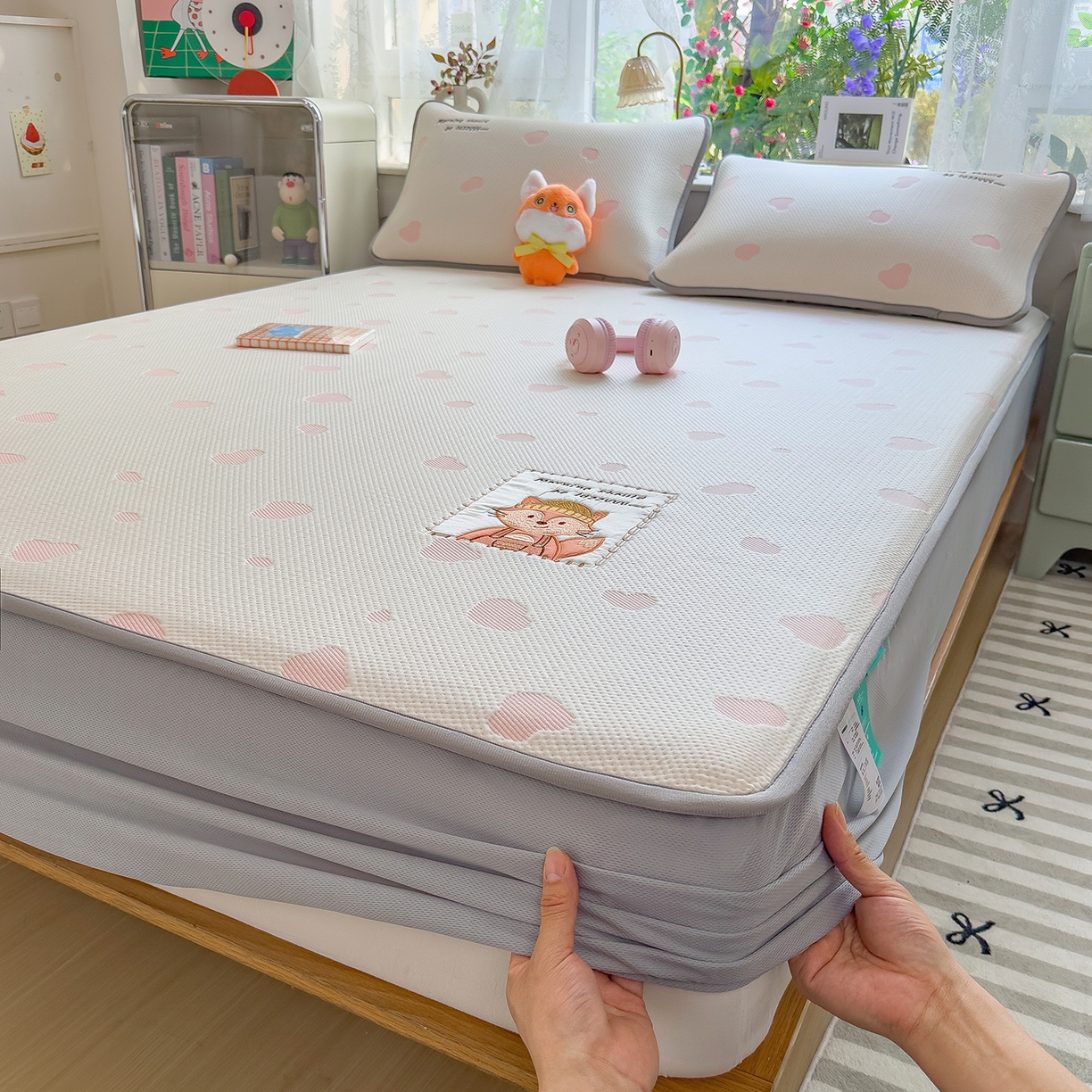 91家纺网 家纺一手货源 找家纺 眠多宝（绒多宝） 2026新款萌趣治愈家系列凉豆豆床笠三件套 凉豆豆贴布绣系列 甜狐奶泡