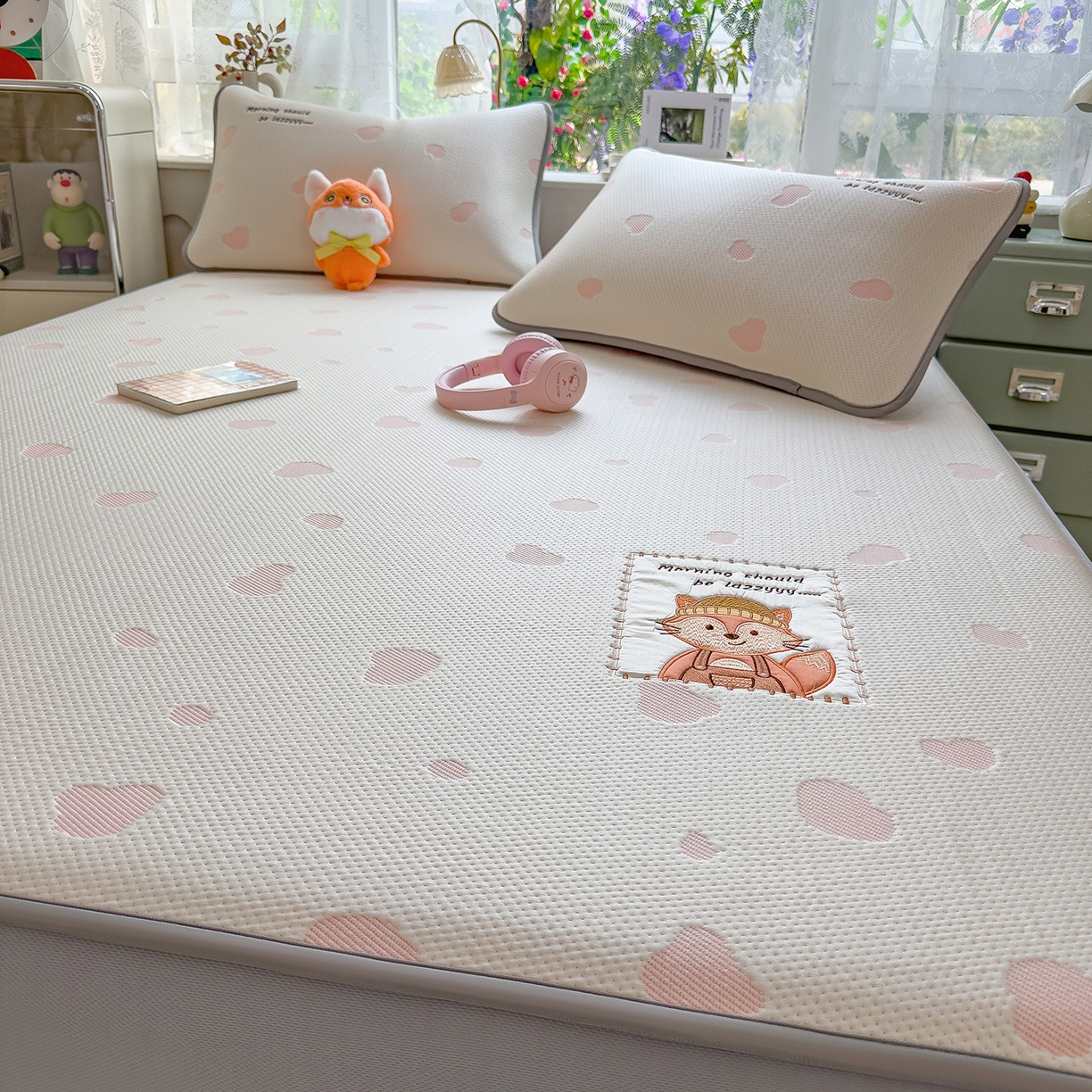 91家纺网 家纺一手货源 找家纺 眠多宝（绒多宝） 2026新款萌趣治愈家系列凉豆豆床笠三件套 凉豆豆贴布绣系列 甜狐奶泡