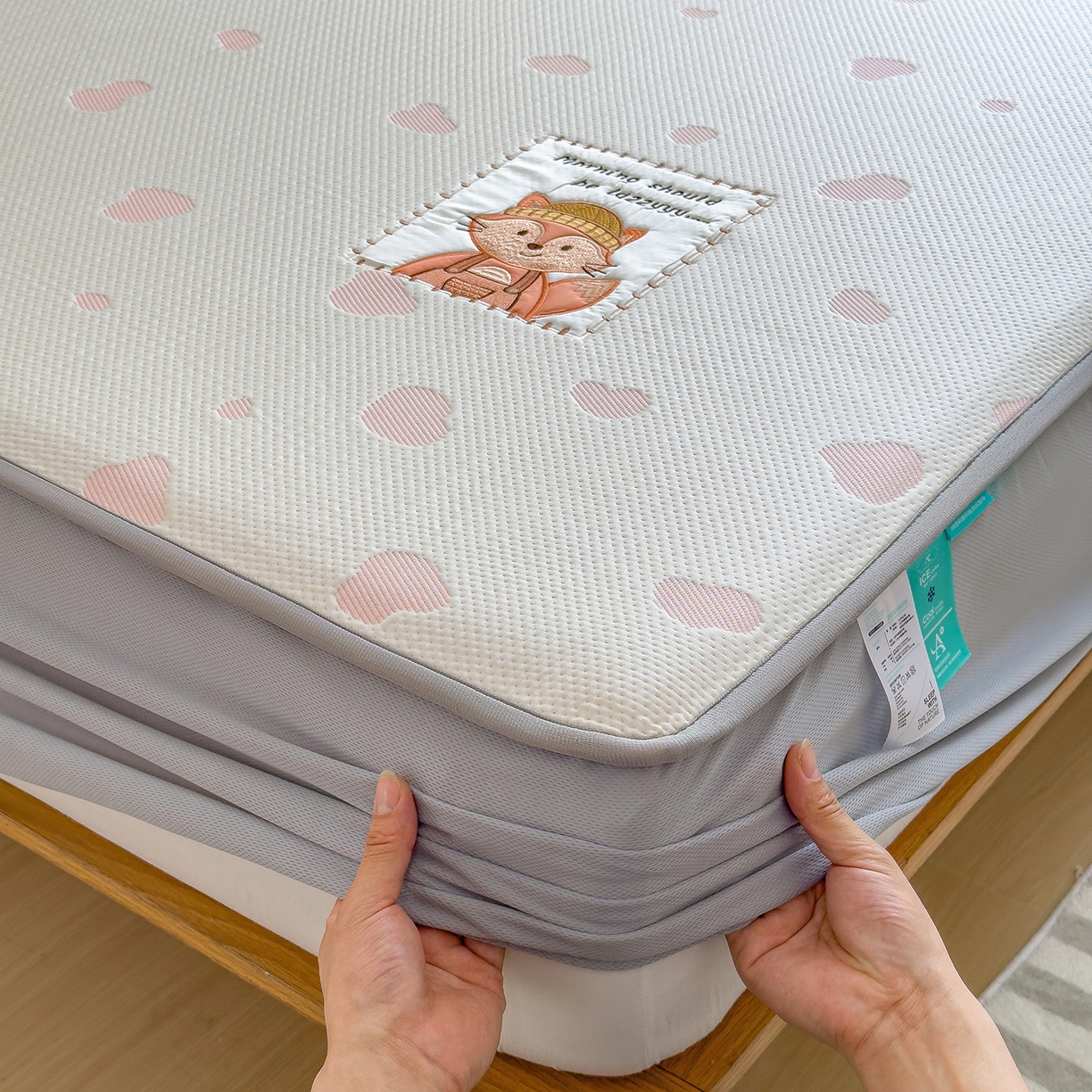 91家纺网 家纺一手货源 找家纺 眠多宝（绒多宝） 2026新款萌趣治愈家系列凉豆豆床笠三件套 凉豆豆贴布绣系列 甜狐奶泡