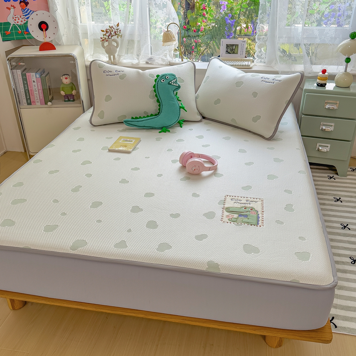 91家纺网 家纺一手货源 找家纺 眠多宝（绒多宝） 2026新款萌趣治愈家系列凉豆豆床笠三件套 凉豆豆贴布绣系列 微笑小鳄