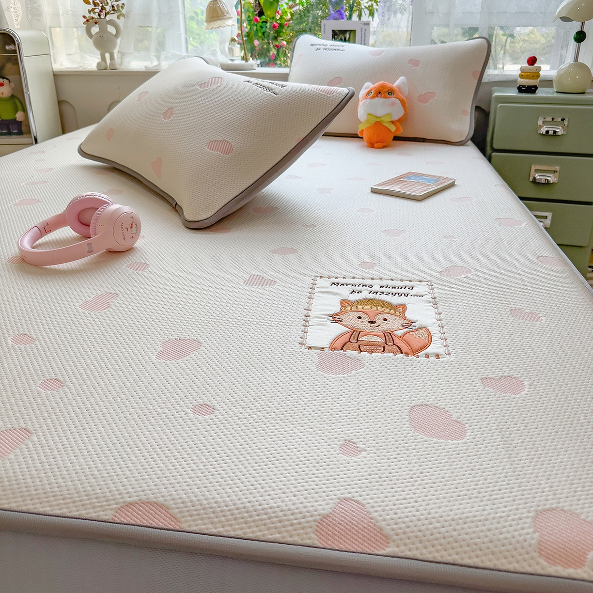 91家纺网 家纺一手货源 找家纺 眠多宝（绒多宝） 2026新款萌趣治愈家系列凉豆豆床笠三件套 凉豆豆贴布绣系列 甜狐奶泡