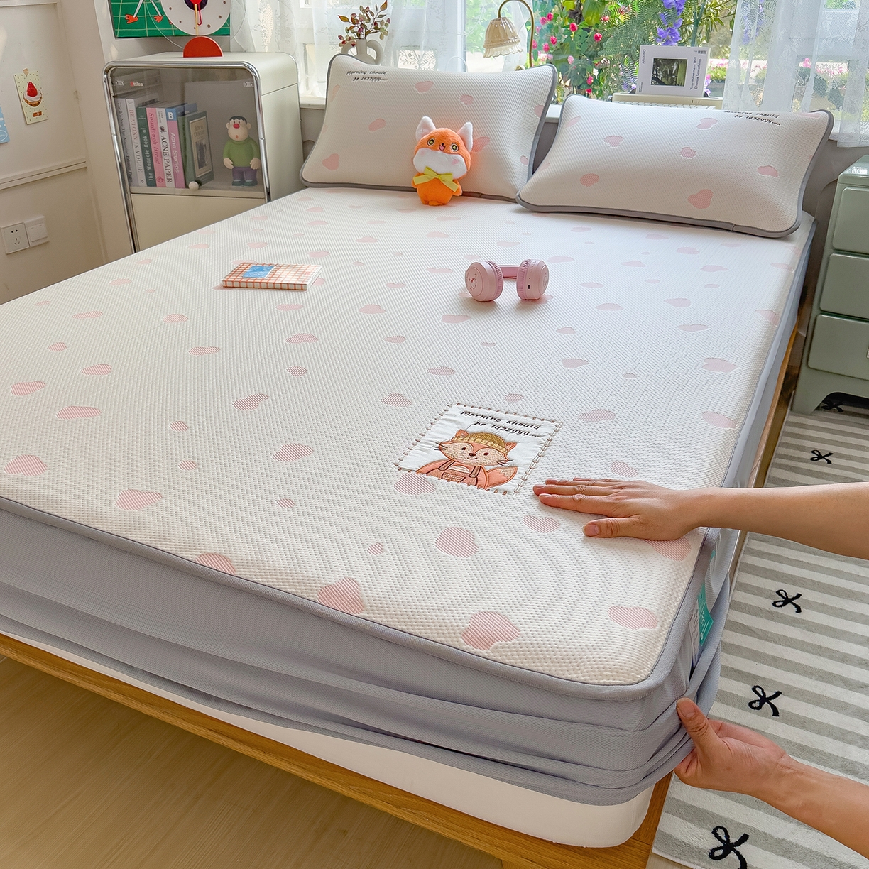 91家纺网 家纺一手货源 找家纺 眠多宝（绒多宝） 2026新款萌趣治愈家系列凉豆豆床笠三件套 凉豆豆贴布绣系列 甜狐奶泡