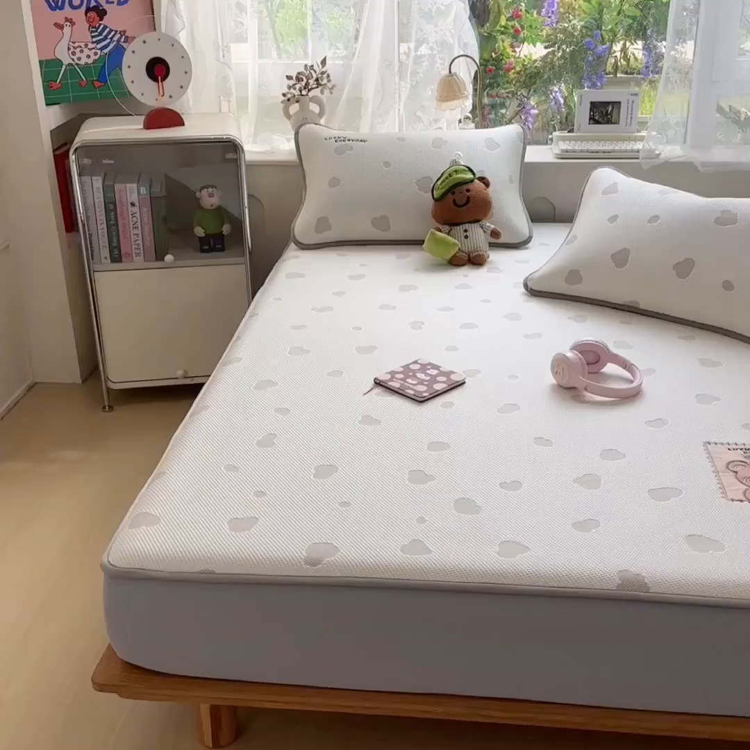 91家纺网 家纺一手货源 找家纺 眠多宝（绒多宝） 2026新款萌趣治愈家系列凉豆豆床笠三件套 凉豆豆贴布绣系列 幸运奶熊