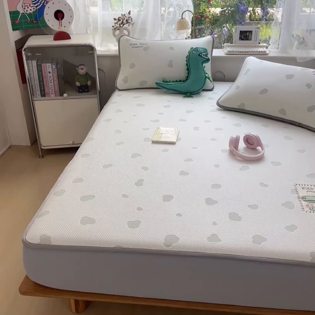 91家纺网 家纺一手货源 找家纺 眠多宝（绒多宝） 2026新款萌趣治愈家系列凉豆豆床笠三件套 凉豆豆贴布绣系列 微笑小鳄