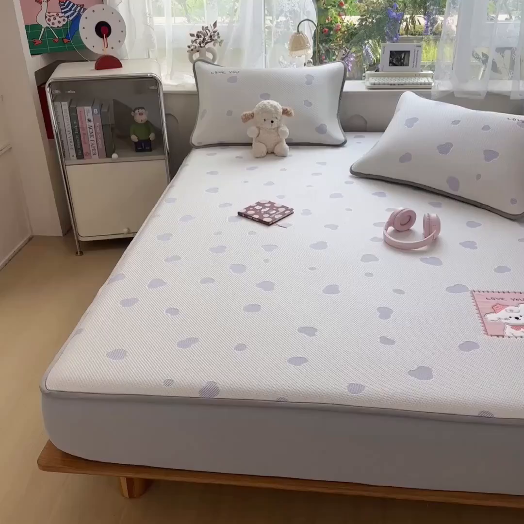 91家纺网 家纺一手货源 找家纺 （总）眠多宝（绒多宝） 2026新款萌趣治愈家系列凉豆豆床笠三件套 凉豆豆贴布绣系列