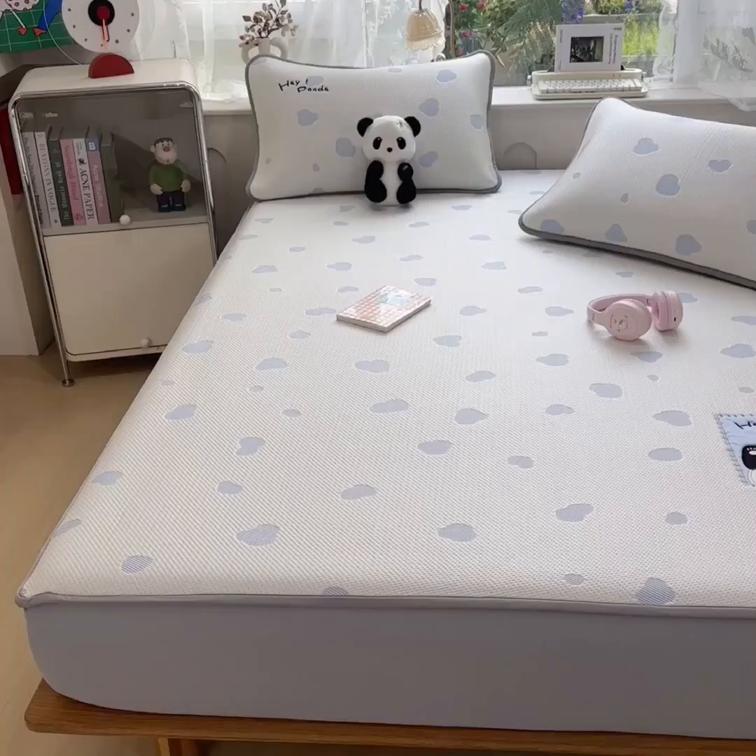 91家纺网 家纺一手货源 找家纺 眠多宝（绒多宝） 2026新款萌趣治愈家系列凉豆豆床笠三件套 凉豆豆贴布绣系列 奶芙熊猫