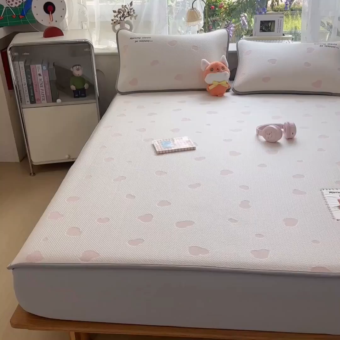 91家纺网 家纺一手货源 找家纺 眠多宝（绒多宝） 2026新款萌趣治愈家系列凉豆豆床笠三件套 凉豆豆贴布绣系列 甜狐奶泡