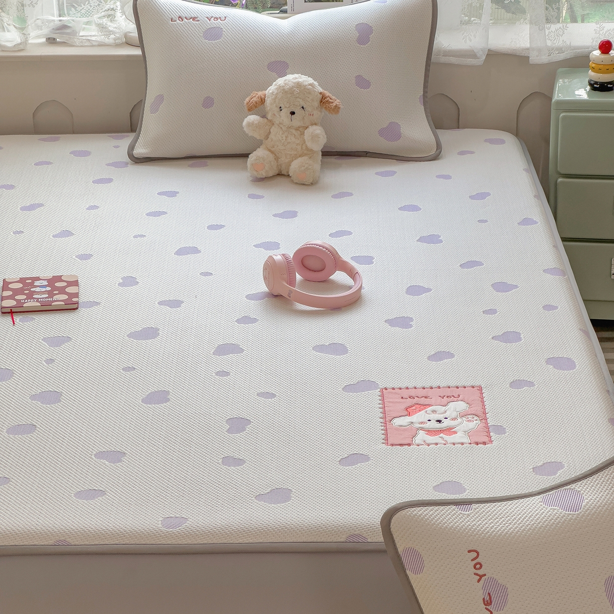 91家纺网 家纺一手货源 找家纺 眠多宝（绒多宝） 2026新款萌趣治愈家系列凉豆豆床笠三件套 凉豆豆贴布绣系列 奶芙小狗