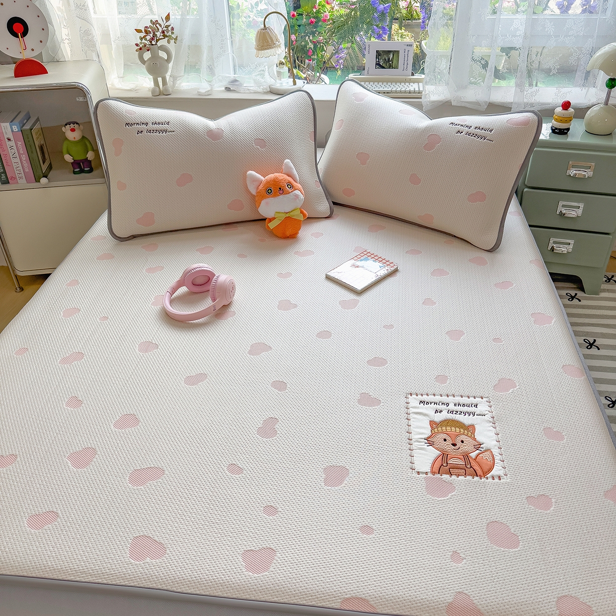 91家纺网 家纺一手货源 找家纺 眠多宝（绒多宝） 2026新款萌趣治愈家系列凉豆豆床笠三件套 凉豆豆贴布绣系列 甜狐奶泡