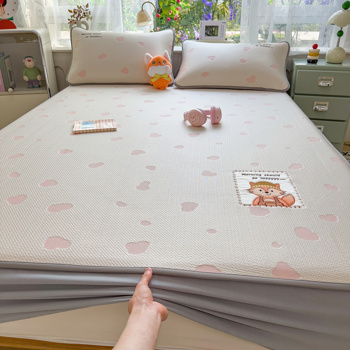 91家纺网 家纺一手货源 找家纺 眠多宝（绒多宝） 2026新款萌趣治愈家系列凉豆豆床笠三件套 凉豆豆贴布绣系列 甜狐奶泡