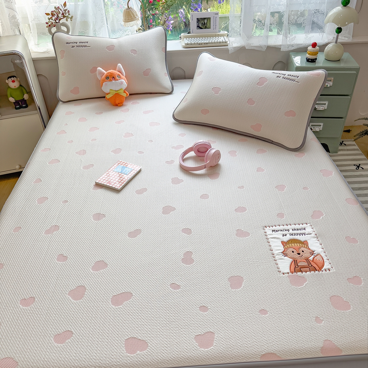 91家纺网 家纺一手货源 找家纺 眠多宝（绒多宝） 2026新款萌趣治愈家系列凉豆豆床笠三件套 凉豆豆贴布绣系列 甜狐奶泡