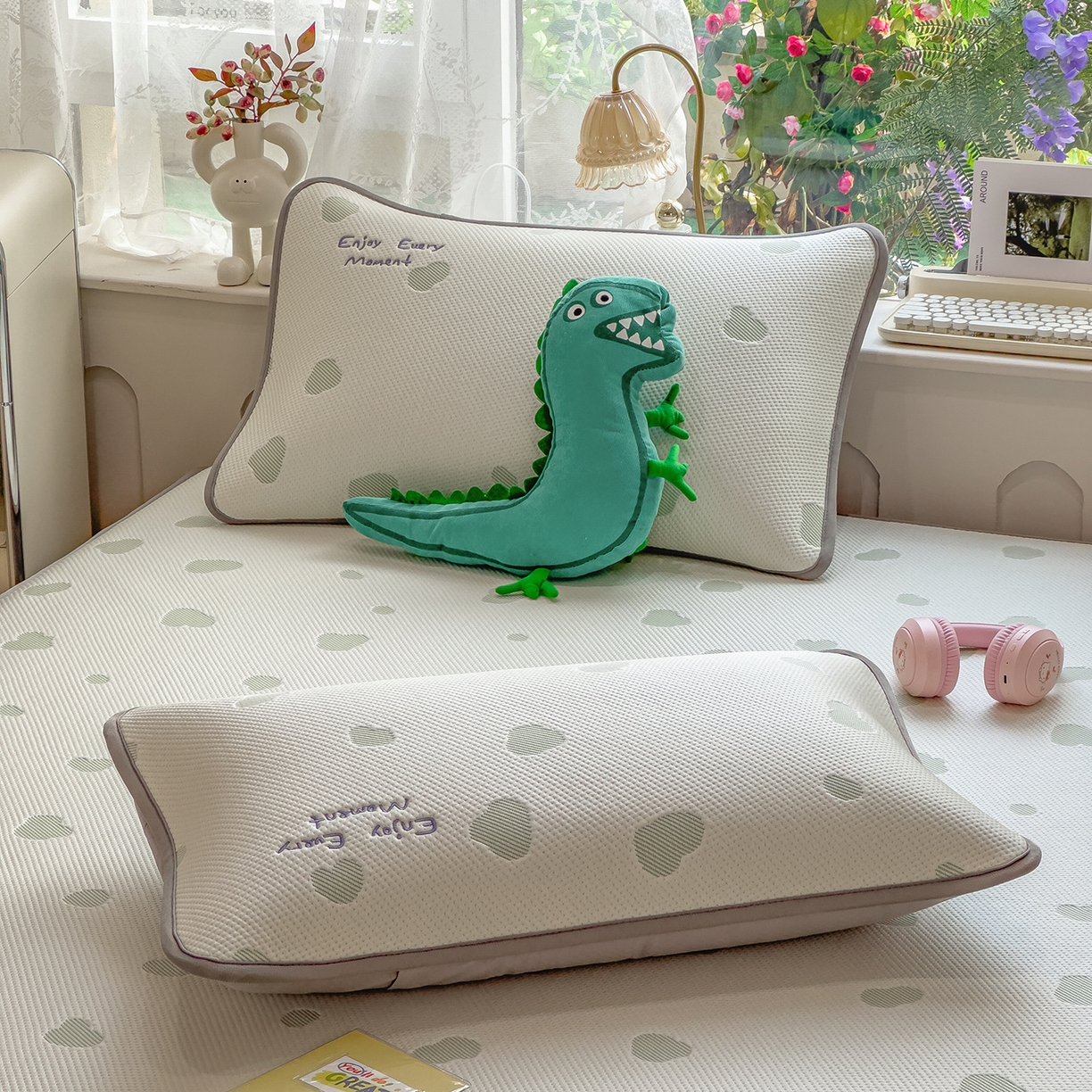 91家纺网 家纺一手货源 找家纺 眠多宝（绒多宝） 2026新款萌趣治愈家系列凉豆豆床笠三件套 凉豆豆贴布绣系列 微笑小鳄