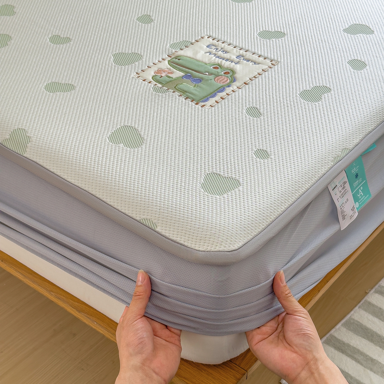 91家纺网 家纺一手货源 找家纺 眠多宝（绒多宝） 2026新款萌趣治愈家系列凉豆豆床笠三件套 凉豆豆贴布绣系列 微笑小鳄