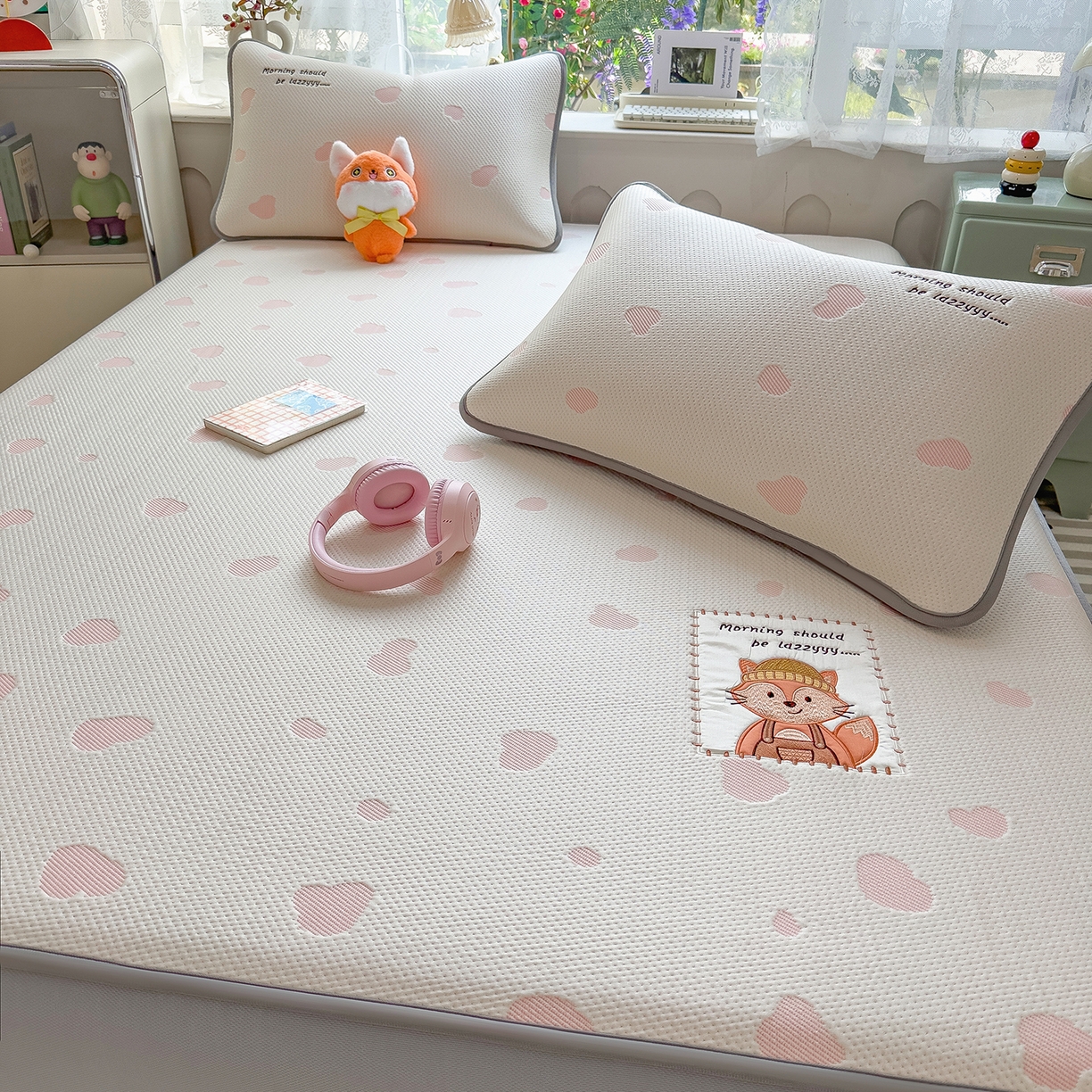 91家纺网 家纺一手货源 找家纺 眠多宝（绒多宝） 2026新款萌趣治愈家系列凉豆豆床笠三件套 凉豆豆贴布绣系列 甜狐奶泡