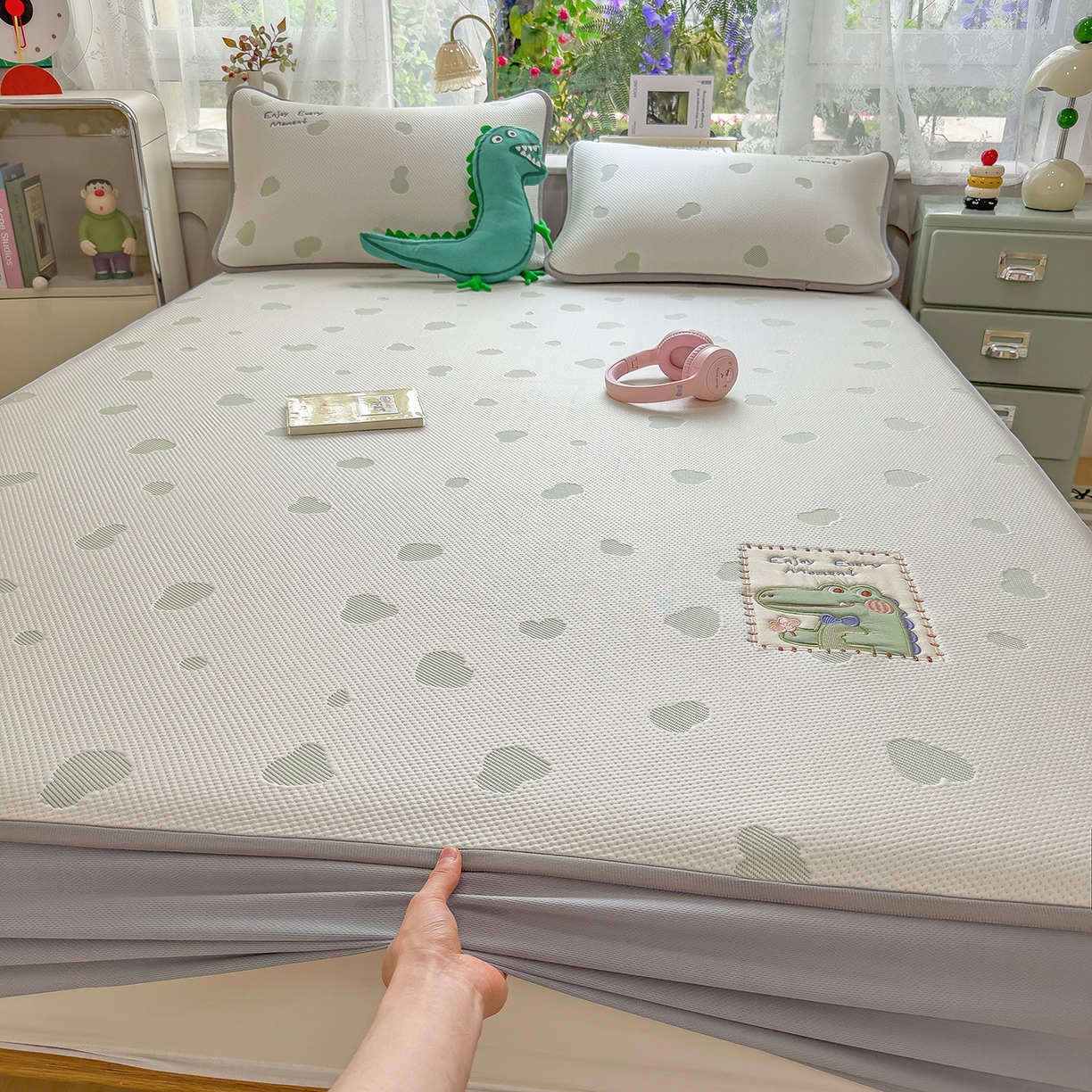 91家纺网 家纺一手货源 找家纺 眠多宝（绒多宝） 2026新款萌趣治愈家系列凉豆豆床笠三件套 凉豆豆贴布绣系列 微笑小鳄