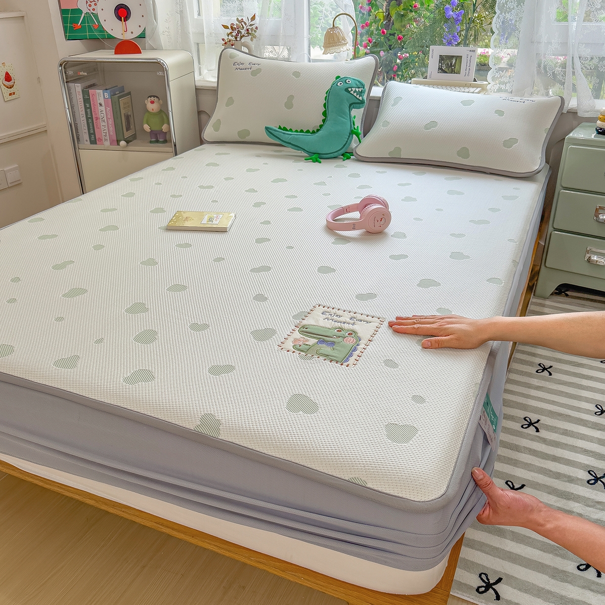 91家纺网 家纺一手货源 找家纺 眠多宝（绒多宝） 2026新款萌趣治愈家系列凉豆豆床笠三件套 凉豆豆贴布绣系列 微笑小鳄