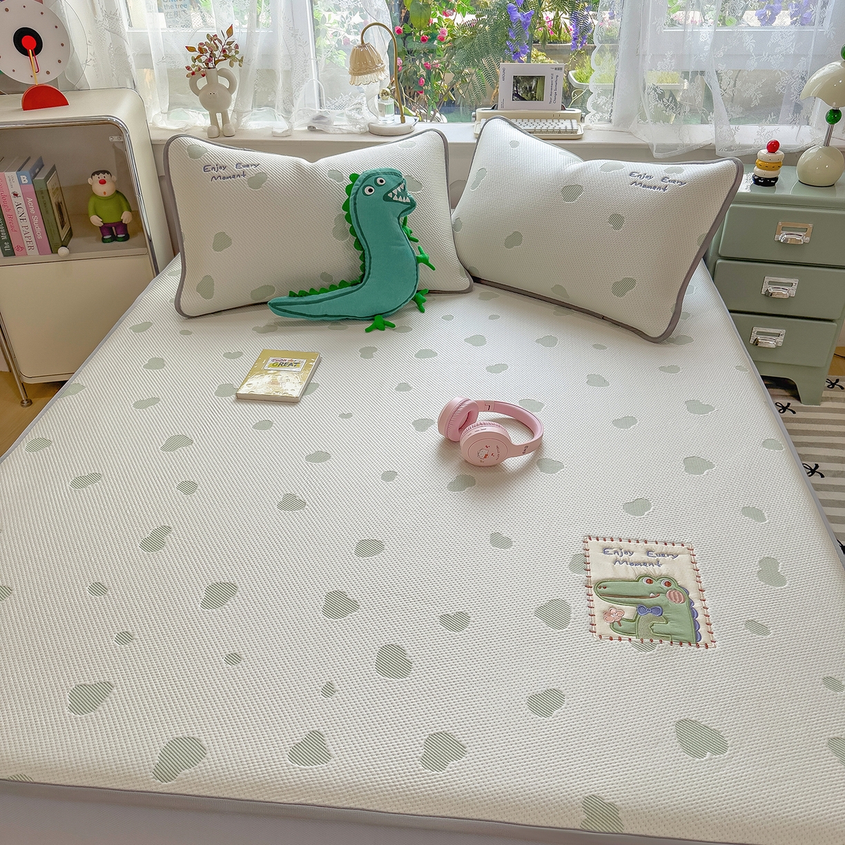 91家纺网 家纺一手货源 找家纺 眠多宝（绒多宝） 2026新款萌趣治愈家系列凉豆豆床笠三件套 凉豆豆贴布绣系列 微笑小鳄