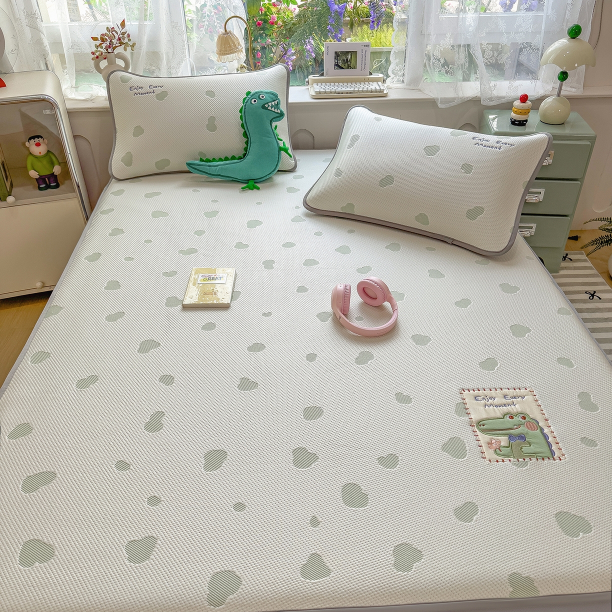 91家纺网 家纺一手货源 找家纺 眠多宝（绒多宝） 2026新款萌趣治愈家系列凉豆豆床笠三件套 凉豆豆贴布绣系列 微笑小鳄