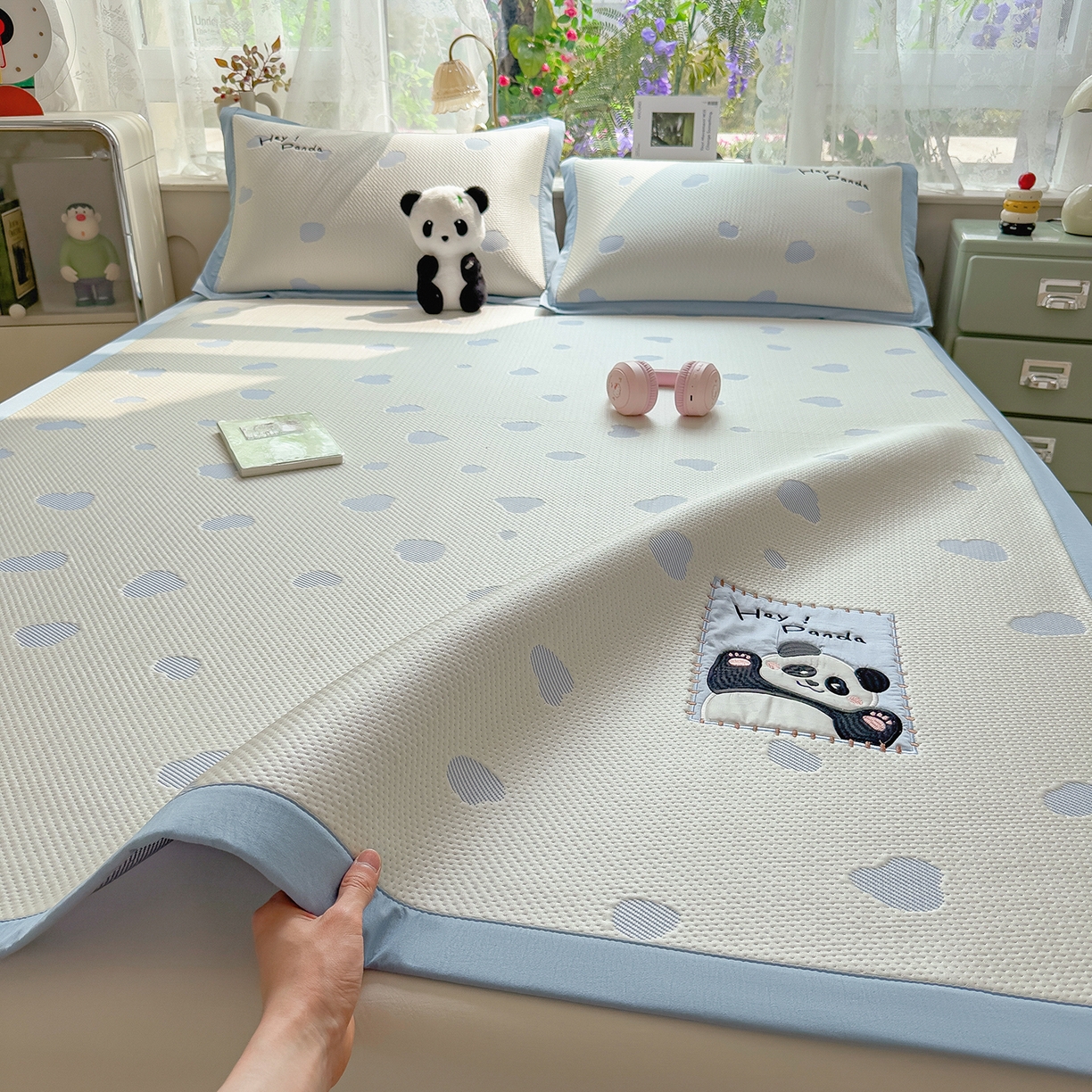 91家纺网 家纺一手货源 找家纺 眠多宝（绒多宝） 2026新款萌趣治愈家系列凉豆豆床席三件套 凉豆豆贴布绣系列 奶芙熊猫