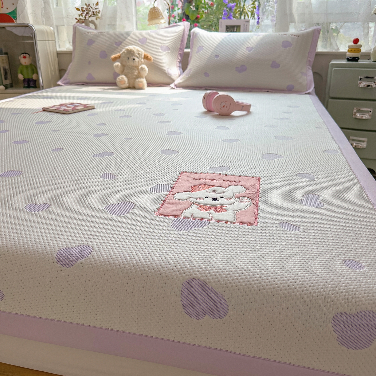 91家纺网 家纺一手货源 找家纺 （总）眠多宝（绒多宝） 2026新款萌趣治愈家系列凉豆豆床席三件套 凉豆豆贴布绣系列