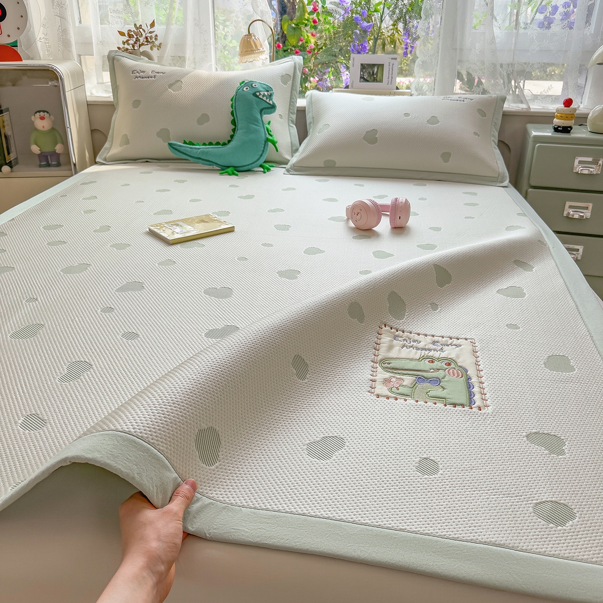 91家纺网 家纺一手货源 找家纺 （总）眠多宝（绒多宝） 2026新款萌趣治愈家系列凉豆豆床席三件套 凉豆豆贴布绣系列