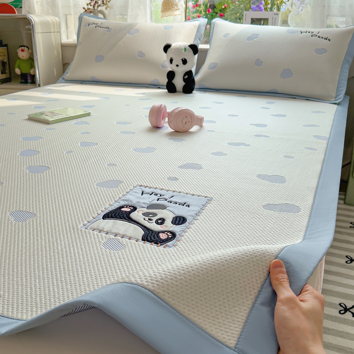 91家纺网 家纺一手货源 找家纺 眠多宝（绒多宝） 2026新款萌趣治愈家系列凉豆豆床席三件套 凉豆豆贴布绣系列 奶芙熊猫