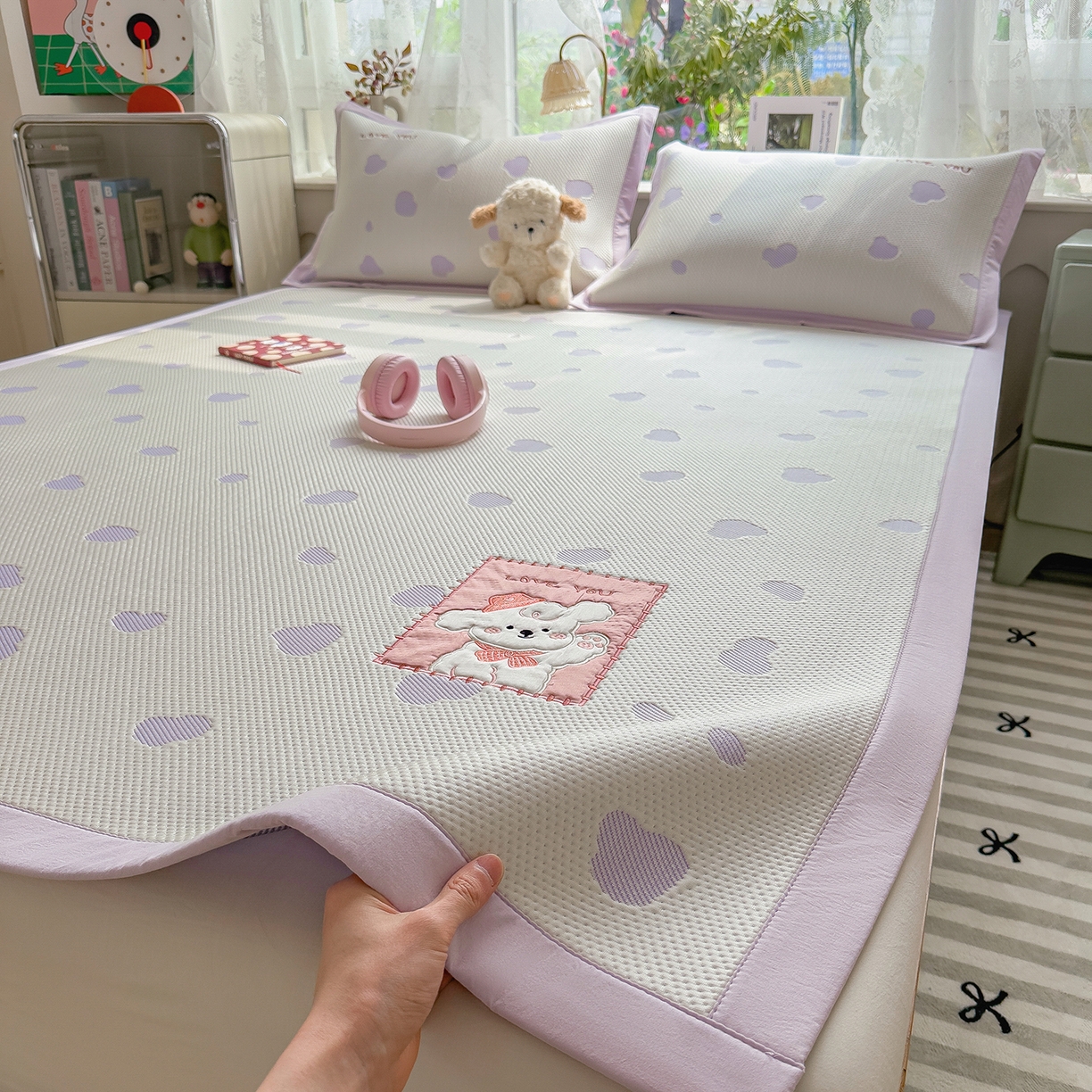 91家纺网 家纺一手货源 找家纺 眠多宝（绒多宝） 2026新款萌趣治愈家系列凉豆豆床席三件套 凉豆豆贴布绣系列 奶芙小狗