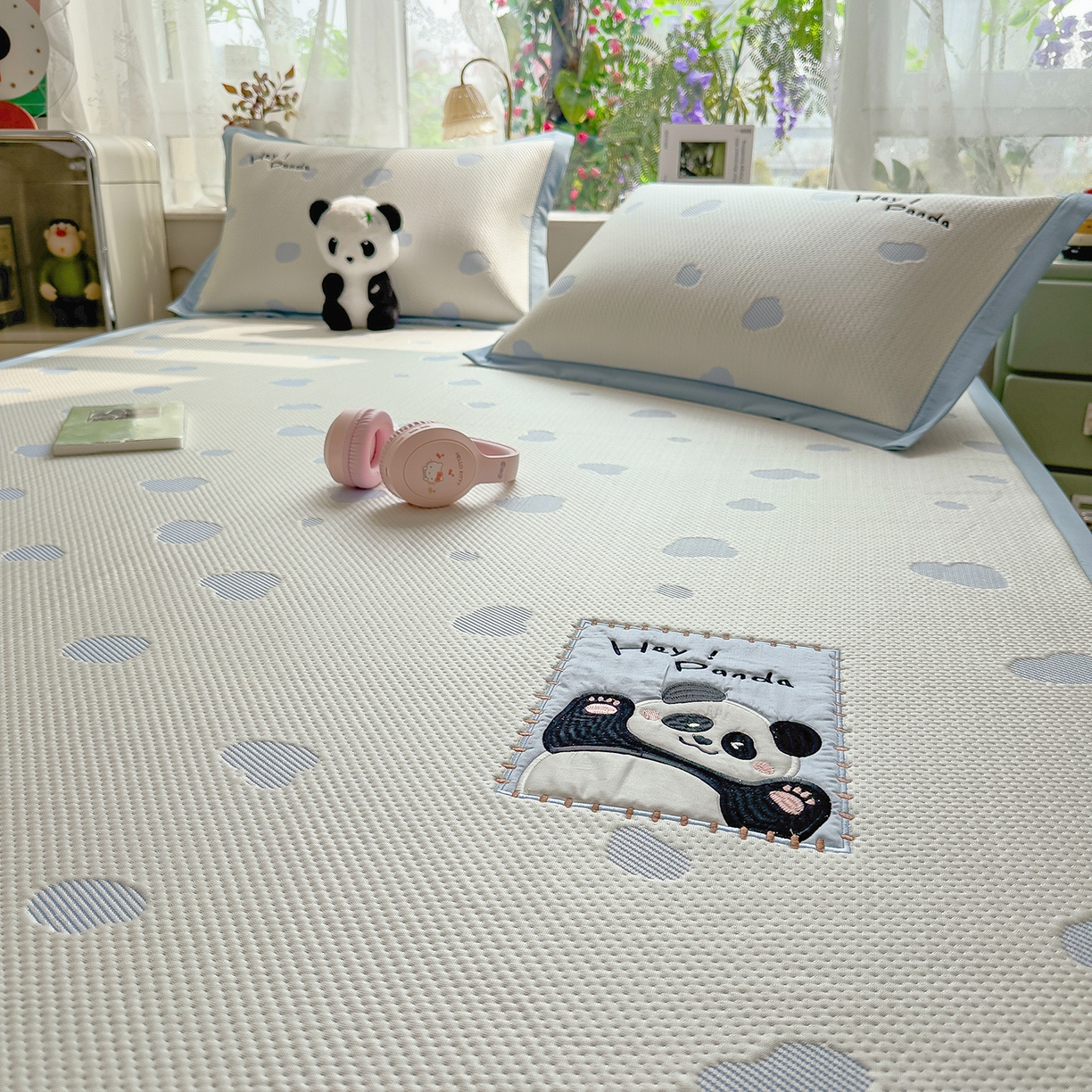 91家纺网 家纺一手货源 找家纺 眠多宝（绒多宝） 2026新款萌趣治愈家系列凉豆豆床席三件套 凉豆豆贴布绣系列 奶芙熊猫