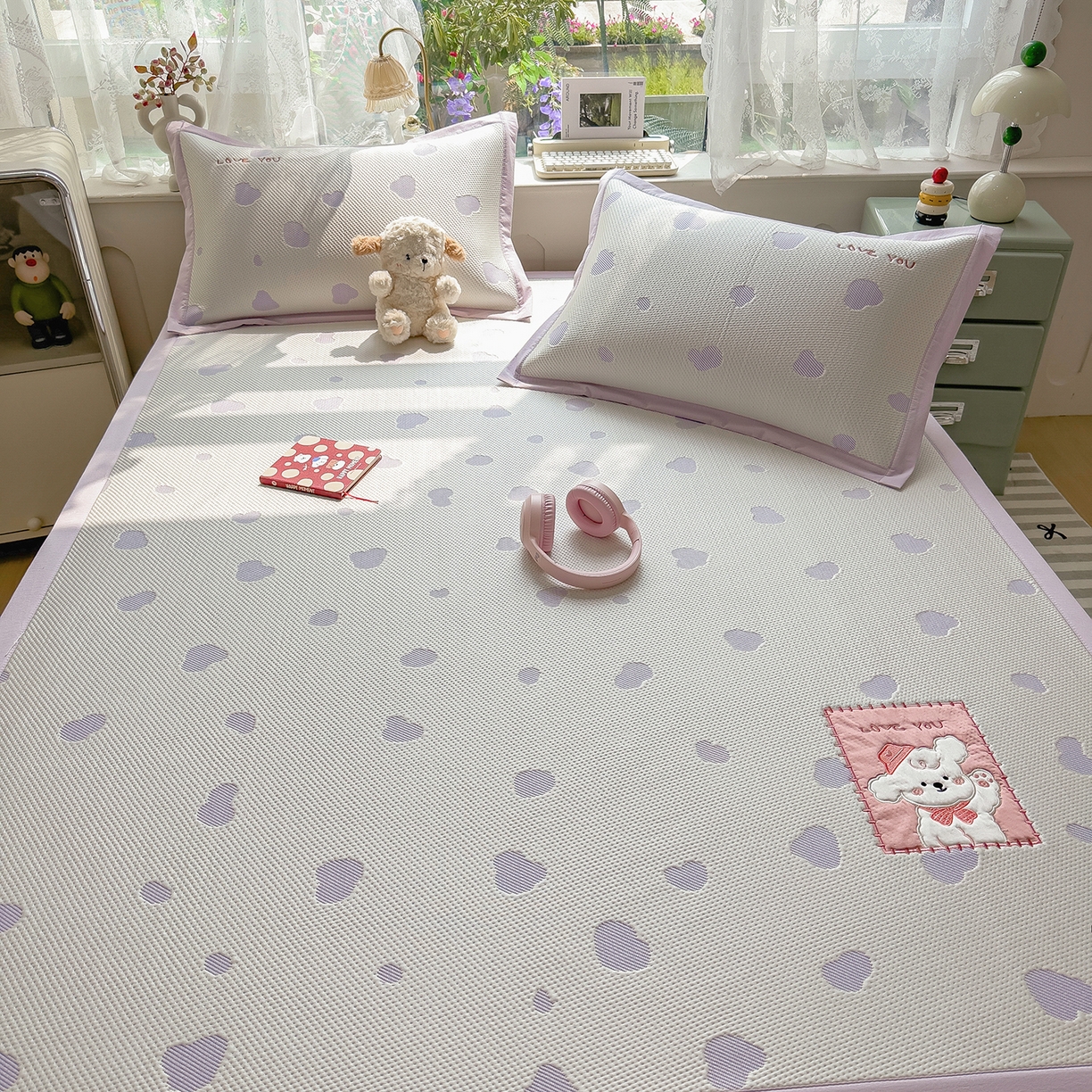 91家纺网 家纺一手货源 找家纺 眠多宝（绒多宝） 2026新款萌趣治愈家系列凉豆豆床席三件套 凉豆豆贴布绣系列 奶芙小狗