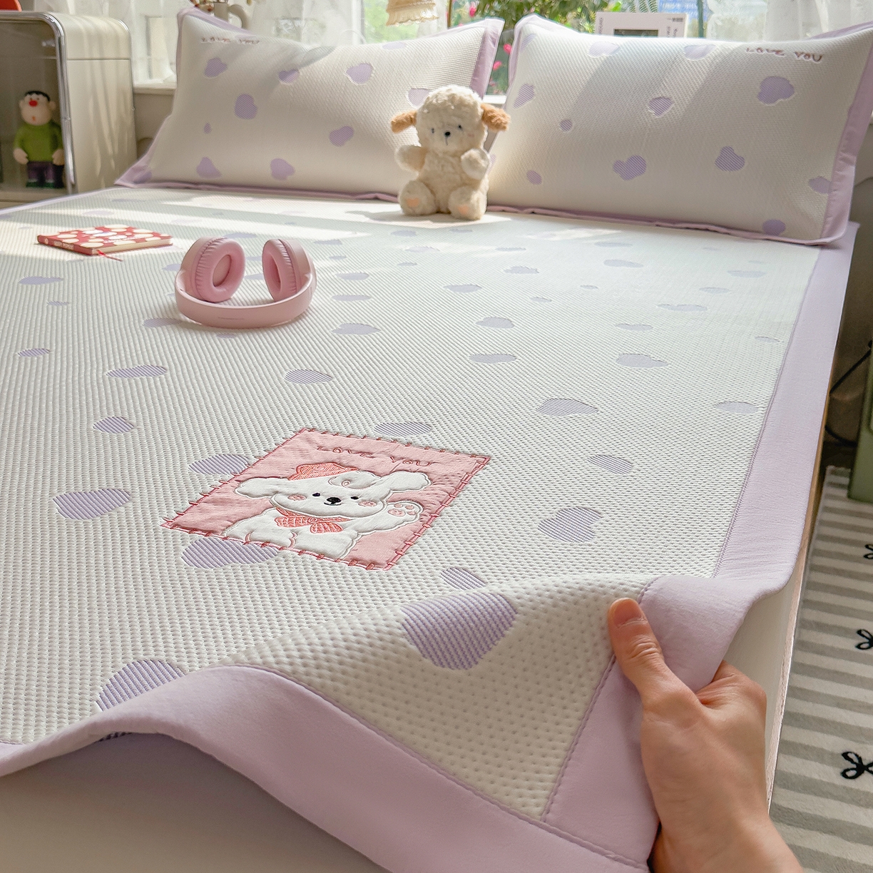 91家纺网 家纺一手货源 找家纺 眠多宝（绒多宝） 2026新款萌趣治愈家系列凉豆豆床席三件套 凉豆豆贴布绣系列 奶芙小狗