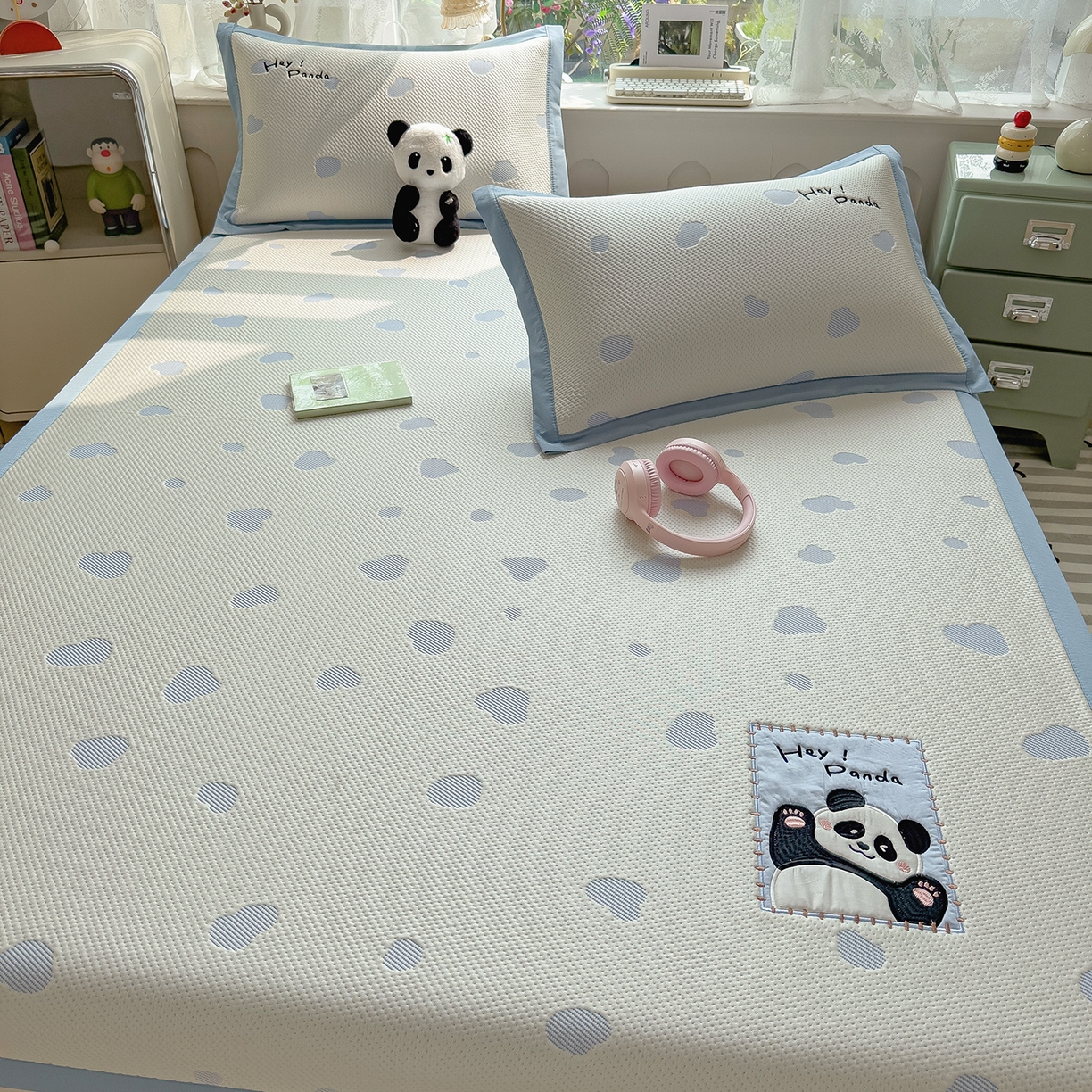 91家纺网 家纺一手货源 找家纺 眠多宝（绒多宝） 2026新款萌趣治愈家系列凉豆豆床席三件套 凉豆豆贴布绣系列 奶芙熊猫