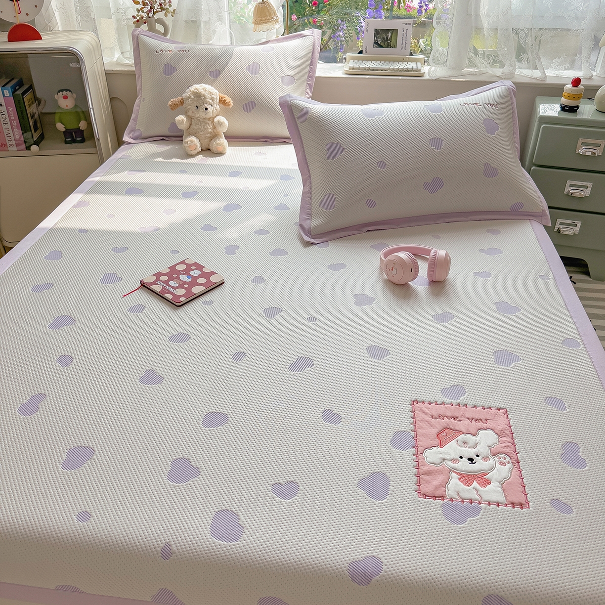 91家纺网 家纺一手货源 找家纺 眠多宝（绒多宝） 2026新款萌趣治愈家系列凉豆豆床席三件套 凉豆豆贴布绣系列 奶芙小狗