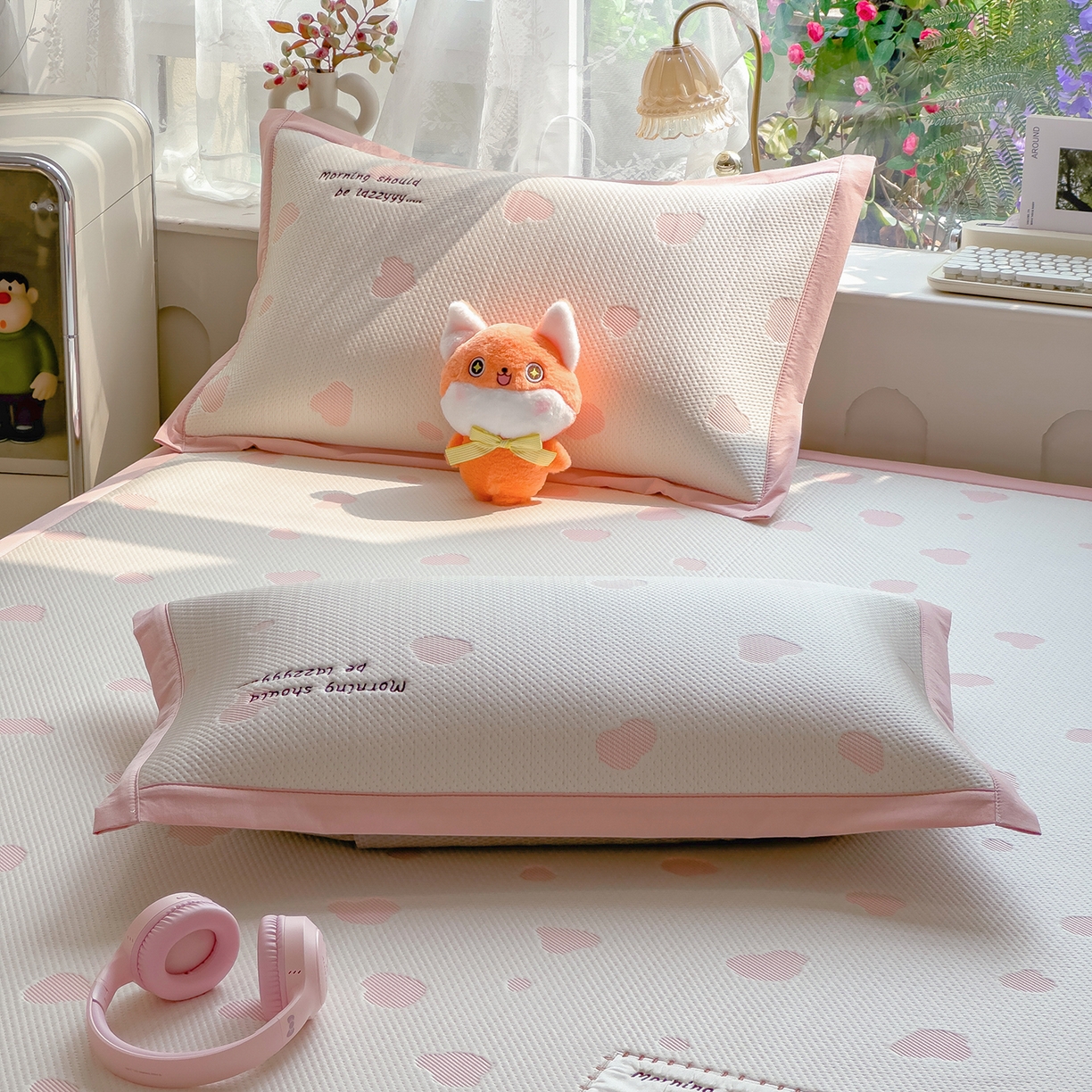 91家纺网 家纺一手货源 找家纺 眠多宝（绒多宝） 2026新款萌趣治愈家系列凉豆豆床席三件套 凉豆豆贴布绣系列 甜狐奶泡