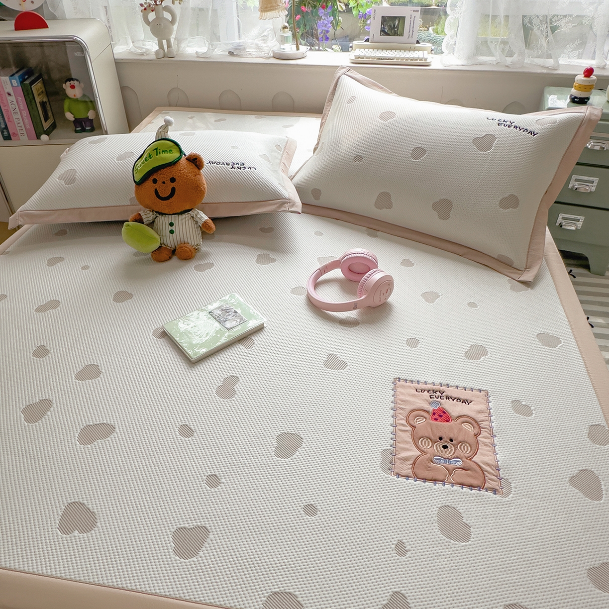 91家纺网 家纺一手货源 找家纺 眠多宝（绒多宝） 2026新款萌趣治愈家系列凉豆豆床席三件套 凉豆豆贴布绣系列 幸运奶熊