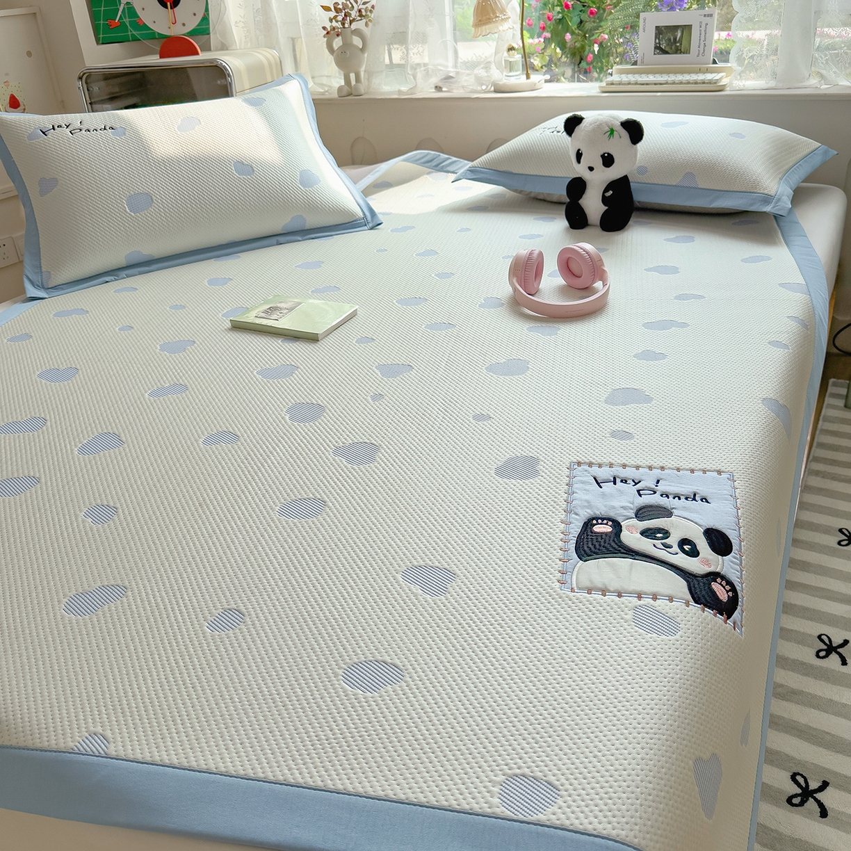 91家纺网 家纺一手货源 找家纺 眠多宝（绒多宝） 2026新款萌趣治愈家系列凉豆豆床席三件套 凉豆豆贴布绣系列 奶芙熊猫