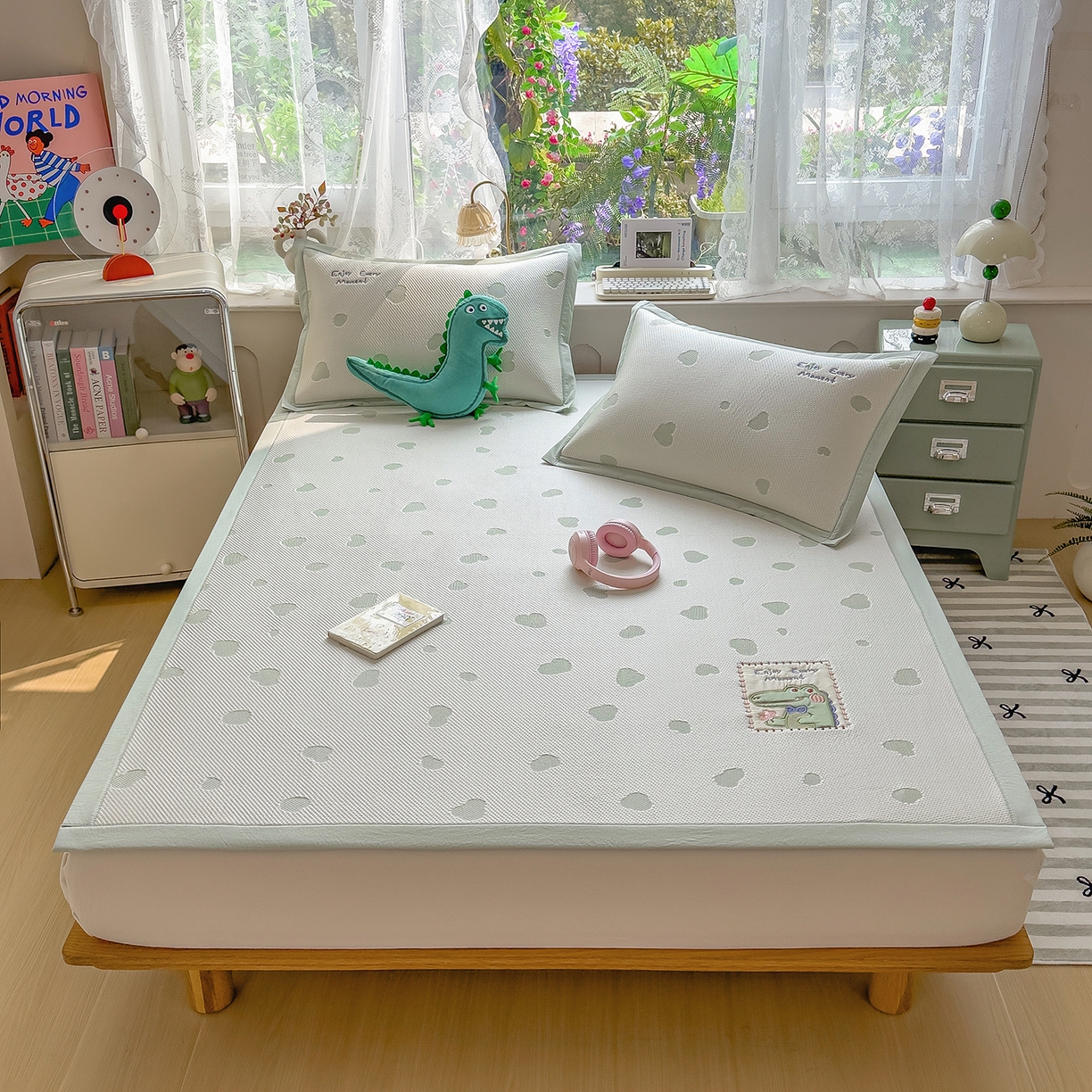 91家纺网 家纺一手货源 找家纺 眠多宝（绒多宝） 2026新款萌趣治愈家系列凉豆豆床席三件套 凉豆豆贴布绣系列 微笑小鳄